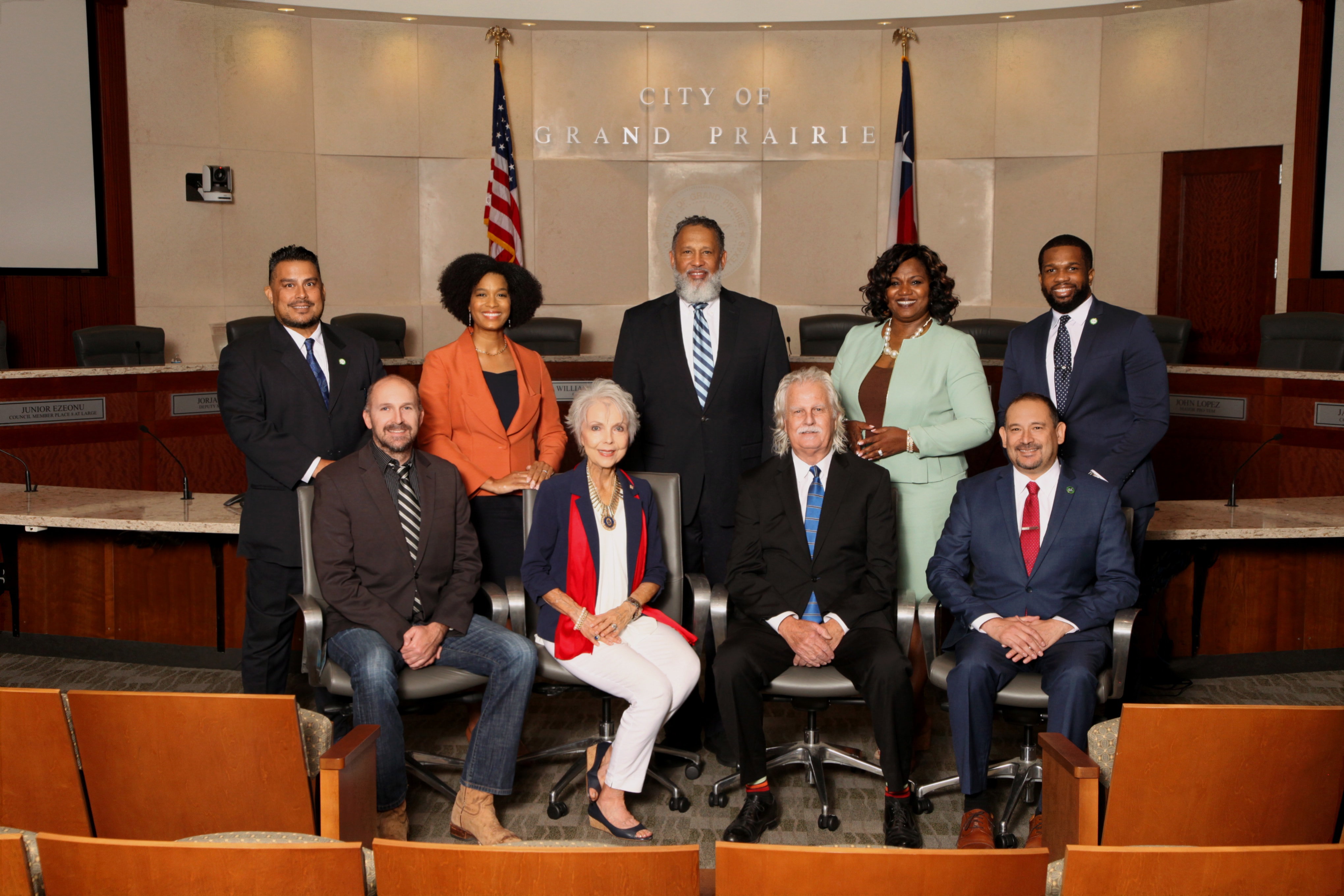 Group photo of the mayor and city council members